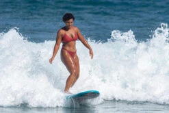 Bikinibroekje LULU Hoog Uitgesneden Tanga Geribd 39 Bikinibroekje LULU Hoog Uitgesneden Tanga Geribd -Zwemuitrusting Winkel bikinibroekje lulu hoog uitgesneden tanga roze geribd 17